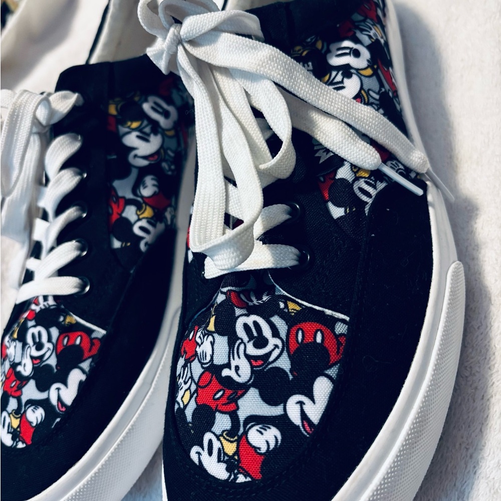 Almost Brand New DISNEY / MICKEY MOUSE Sneakers - Men’s Size 11 - box 16 - Picture 3 of 8